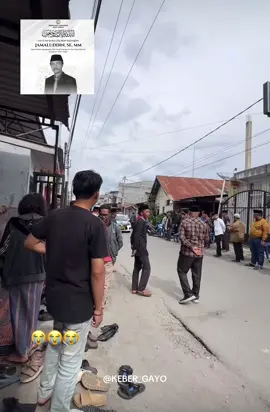 Kepala BKPSDM Aceh Tengah, Jamaluddin, SE, MM Meninggal Dunia Saat Tugas di Medan Takengon – Kabar duka menyelimuti Pemerintah Kabupaten Aceh Tengah. Kepala Badan Kepegawaian dan Pengembangan Sumber Daya Manusia (BKPSDM) Aceh Tengah, Jamaluddin, SE, MM, meninggal dunia pada Selasa, 16 September 2025. Informasi yang diperoleh menyebutkan, almarhum berpulang ketika sedang mengikuti agenda penandatanganan perjanjian kerja sama di beberapa universitas di Medan, Sumatera Utara. Saat kegiatan berlangsung, beliau tiba-tiba terjatuh dan segera dilarikan ke rumah sakit terdekat.  Pemerintah Kabupaten Aceh Tengah menyampaikan duka mendalam atas kepergian almarhum. “Semoga amal ibadahnya diterima Allah SWT dan keluarga yang ditinggalkan diberi ketabahan,” demikian pernyataan resmi yang disampaikan melalui media sosial Pemkab Aceh Tengah. Kepergian Jamaluddin meninggalkan kesan mendalam di kalangan rekan kerja dan masyarakat, mengingat dedikasi dan pengabdiannya dalam membangun kualitas sumber daya manusia di Aceh Tengah.