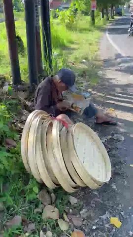 Guys tolong dari skrg kita beli di pedagang kakek/nenek ataupun pedagang kecil, karna mereka berjualan untuk makan sehari hari bahkan cm ingin menyambungkan hidupnya.. ❤️dont be insecure yaa! Kita harus bersyukur masih bisa makan dgn layak ❤️ berbagi itu indah #fyppppppppppppppppppppppp  #berbagiituindah  #kakek  #mencarinafkahdemikluarga  #viral 