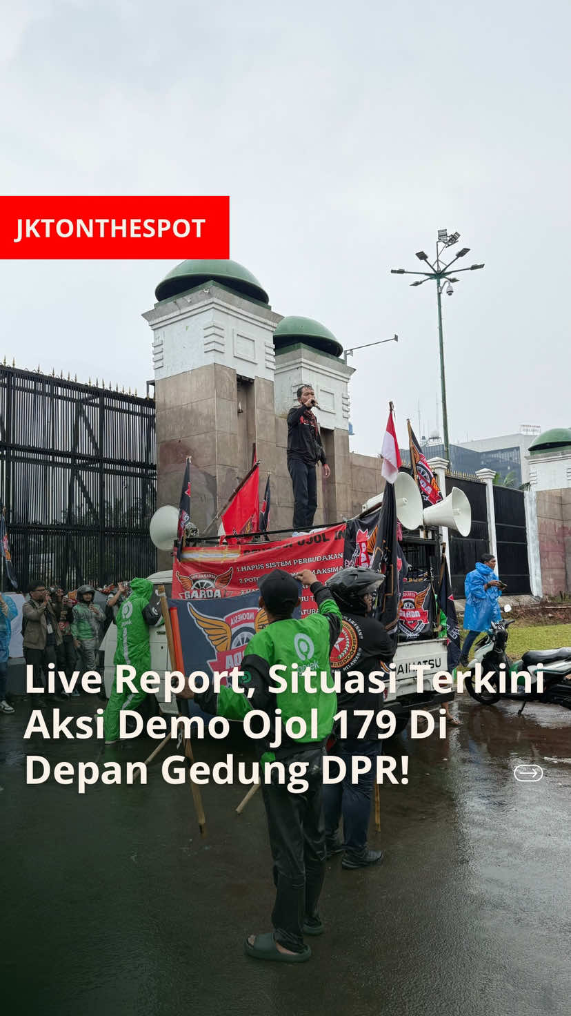 SITUASI TERKINI AKSI DEMO OJOL 179 DI DEPAN GEDUNG DPR🚨 Aksi demo hari ini diinisiasi oleh Garda, berjalan damai dan tertib di depan Gedung DPR! Adapun tujuh tuntutan dalam aksi demo tersebut, yakni: (1) RUU Transportasi Online agar masuk Prolegnas 2025–2026, (2) Potongan aplikator 10 persen harga mati, (3) Regulasi tarif antar barang dan makanan, (4) Audit investigatif potongan 5 persen yang selama ini diambil aplikator, (5) Hapus sistem Aceng, slot, multi order, member berbayar, dan sejenisnya, (6) Copot Menteri Perhubungan Dudy Purwaghandi, (7) Kapolri usut tuntas tragedi 28 Agustus 2025. #DemoHariIni #DemoOjol #JKTOnTheSpot