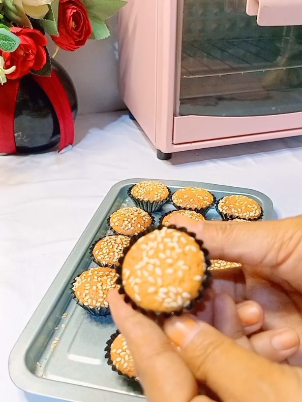 bolu kering mini resep dan bahan bahan 4 butir telur  200 gr gula pasir  1 sdt sp  vanili secukupnya  250 gr terigu  15 gr maizena  27 gr susu bubuk  150 ml minyak goreng  wijen cup nastar  #fyppppppppppppppppppppppp #bolukering #bolumini #bolukeringjadul 