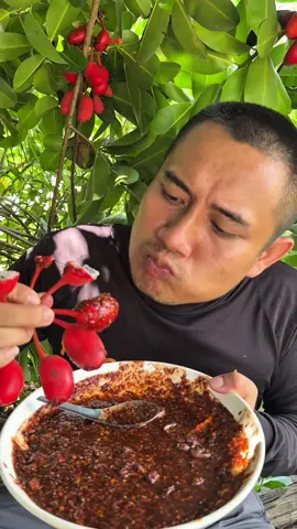 กินผลไม้สดๆจิ้มพริกปลาร้าหวาน 