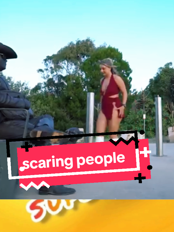 The living statue scared people in the park #fannyvideo #scareprank #statueprank #fakestatueprank #estatuemoving 