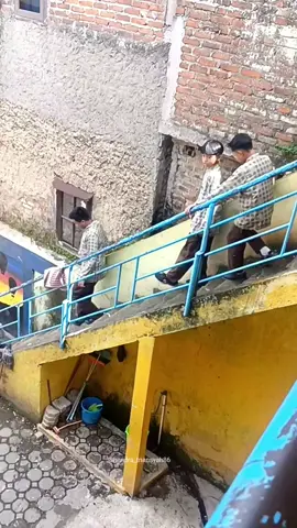 Naik tangga turun tangga begitulah suasana Sekolah...  #fyp_sorotan_viral_tiktok_ig #MTs_Persis_102_dayeuhkolot #wamenpendidikan_R1 #santri_Persis #santri_hebat 