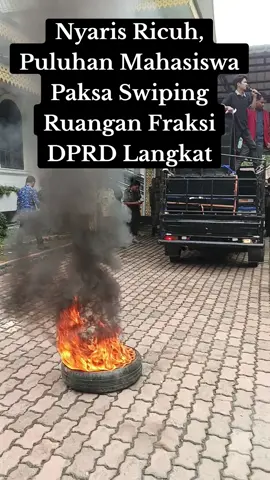 Puluhan Massa Aliansi Mahasiswa dan Pemuda Langkat Swiping Ruangan Fraksi DPRD Langkat, Rabu (17/9/2025) #fyp #fypシ #fypシ゚viral🖤tiktok #fyppppppppppppppppppppppp #fypシ゚ #fypage #promoseruweekend @DPRD Kabupaten Langkat @KEJARILANGKAT @humas.polres.lang @humas_poldasumut 