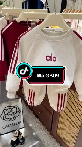 ✨Set bộ thể thao cho bé✨ Thoải mái – Năng động – Dễ thương hết nấc 💕 👕 Chất nỉ 2 da mềm mịn, ấm áp 👶 Form unisex cho cả bé trai & bé gái 🎨 2 màu cực xinh: Trắng – Đỏ đô 🏃‍♂️ Thích hợp đi học, đi chơi, dạo phố 👉 Mẹ sắm ngay cho bé để diện xinh xắn mỗi ngày nha! 💖