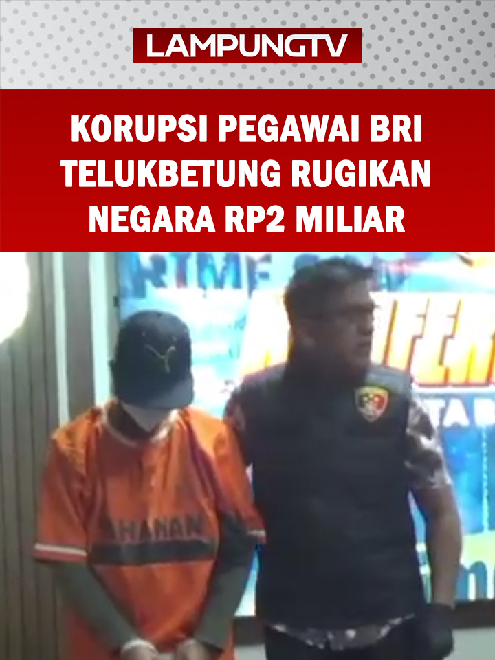 BANDARLAMPUNG (17/9/2025) – Polresta Bandarlampung menetapkan seorang pegawai Bank BRI Cabang Telukbetung berinisial YA sebagai tersangka kasus dugaan tindak pidana korupsi kredit modal kerja tahun 2019–2020, Selasa malam 16 September 2025. Korupsi ini merugikan keuangan negara Rp2 miliar. Kapolresta Bandarlampung Kombes Pol Alfret Jacob Tiluka, menjelaskan kasus ini bermula dari pertemuan YA dengan AW, direktur PT Salzana Mandiri Mas yang mengajukan kredit modal kerja ke BRI. Dalam pertemuan itu, AW meminta YA membatu proses pengajuan pinjaman agar berhasil. Tersangka kemudian menyanggupi dengan minta fee Rp125 juta apabila pengajuan kredit cair. Untuk meloloskan pengajuan tersebut, tersangka YA diduga memasukkan data dan dokumen tidak sesuai fakta ke dalam berkas kredit. Pada 30 November 2020, setelah pinjaman disetujui dan dicairkan ke rekening PT Salzana Mandiri Mas, AW menyerahkan uang tunai Rp125 juta kepada YA. Berdasarkan hasil audit Badan Pengawasan Keuangan dan Pembangunan (BPKP), perbuatan tersangka menyebabkan kerugian keuangan negara sebesar Rp2 miliar. Dalam perkara ini, polisi menyita barang bukti uang tunai Rp125 juta, sejumlah dokumen pengajuan kredit, surat-surat dari BRI dan KPKNL terkait eksekusi agunan serta salinan surat peringatan tunggakan pinjaman yang pernah dilayangkan BRI kepada pihak peminjam. Selain menetapkan YA sebagai tersangka, penyidik juga memeriksa sejumlah saksi termasuk pihak internal BRI, debitur serta pihak terkait lainnya untuk mendalami alur pengajuan dan pencairan kredit. Tersangka YA dijerat dengan Pasal 2 dan Pasal 3 Undang-Undang RI Nomor 31 Tahun 1999 sebagaimana telah diubah dengan Undang-undang Nomor 20 Tahun 2001 tentang Pemberantasan Tindak Pidana Korupsi, dengan ancaman hukuman minimal satu tahun dan maksimal 20 tahun. @lampungtelevisi.com