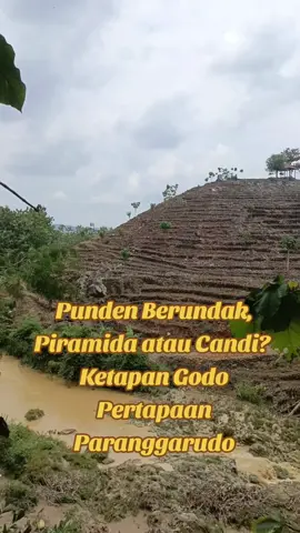 Punden berundak adalah bangunan suci berupa teras bertingkat-tingkat atau berundak yang dibangun sejak masa megalitikum untuk memuja roh leluhur dan nenek moyang yang dianggap bersemayam di tempat tinggi, seperti puncak gunung. Bangunan ini memiliki fungsi ritual dan keagamaan, serta melambangkan perjalanan hidup manusia dari lahir hingga kematian.  Fungsi dan Makna Tempat Pemujaan:  Punden berundak merupakan tempat suci untuk beribadah dan memberikan sesaji sebagai penghormatan kepada leluhur.  Perwujudan Kepercayaan:  Melambangkan anggapan bahwa leluhur berada di puncak gunung, yang kemudian dihubungkan dengan tempat suci.  Siklus Kehidupan:  Tiga tingkatan utama punden berundak dapat dimaknai sebagai simbol siklus kehidupan manusia: kelahiran, kehidupan duniawi, dan kehidupan setelah mati.  Menghindari Bencana:  Pemujaan ini juga bertujuan untuk mendapatkan berkah dan menghindari musibah, seperti bencana dan wabah.  #paranggarudo #semuaorang #fyppppppppppppppppppppppp #punden 