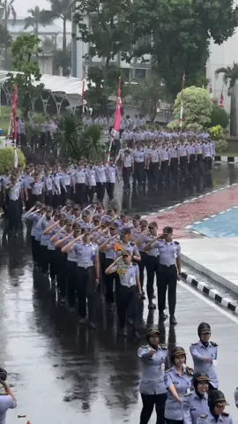 Hujan hanyalah air, defile harus tetap berlangsung! 