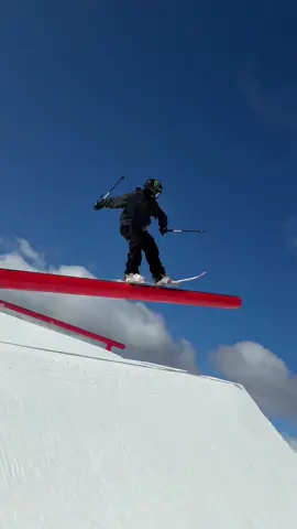 Cardies popping 🤩🫡 #skiing #skitok #parkskiing 