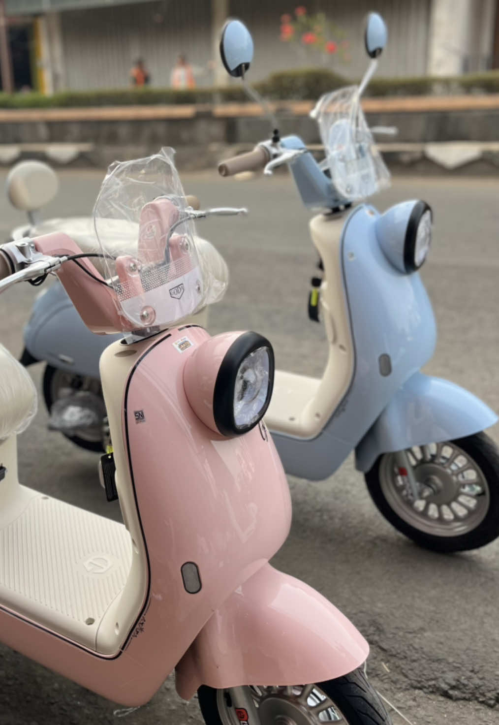 Pecinta Goda mana nih suaranya? Goda 001 Lemon hadir dalam 2 warna baru loh 🤫 Ada warna pink yang gemes banget 💞 Ada juga warna biru yang unik banget buat kamu 🩵 Cocok banget kan buat nemenin kamu berkendara tapi tetap tampil cakep?  Yuk buruan cek unitnya di Toko Lima Satu, stok terbatas loh 🥰 Lokasi toko kami : 📍Lima Satu Pemalang, Jalan Jenderal Sudirman No 211