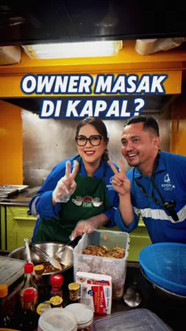 Ulang tahun pernikahan, tapi suami syuting, saya kerja, anak-anak di luar negeri. Jadinya saya rayakan bersama anak-anak saya yang lain: crew Andhika. 💙 Saya masak menu favorit anak-anak waktu sekolah di Singapura dulu. Ternyata dapur kapal jadi penuh semangat—ada yang bantuin masak, ada yang colong start makan, semua ikut foto-foto. Sambil masak saya membagi resep andalan kepada koki di Athalia agar nantinya bisa membuat hidangan yang sama di lain waktu.  Yang bikin haru… setiap kunjungan selalu disambut hangat, seperti orang tua pulang ke rumah. Terima kasih Athalia, hari saya jadi semarak dan penuh bahagia. Semoga masakan Ibu Kapal selalu jadi pengikat rasa, sama seperti laut yang mengikat kita semua. ⚓ #pelautindonesia #AndhikaCrew  #LifeAtSea  #AndhikaAthalia  #FamilyAtSea