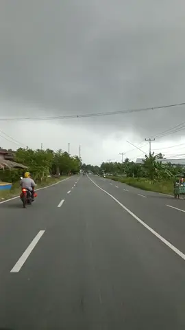 tidak perlu menjadi seperti berlian agar disukai banyak orang,cukup menjadi air putih yg dibutuhkan semua orang..