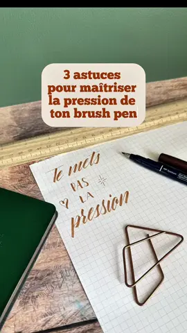 {3 astuces pour maîtriser la pression du 🖌️} .  ❓Toi aussi ça t’a posé des problèmes au départ ?  . Maîtriser la pression exercée sur la pointe du brush pen, peut s’avérer plus compliqué que prévu au début 😅. ➡️Ces 3 astuces simples mais pas si évidentes quand on débute (surtout les 2 premières ) peuvent aider à progresser bien plus rapidement !💪🏼 . ‼️Je dirais que la pression des déliés est souvent la moins évidente 🤷🏻‍♀️ . ⬇️Et toi?  . #calligraphy #calligraphie #tutocalligraphie #tutobrushlettering #brushpenlettering    