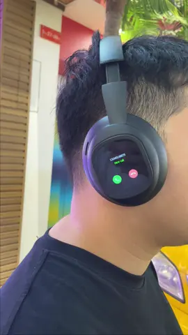 I've never seen headphones with touch screens before, these things are straight up awesome.#hyundai #headphones #earbudswireless #ClipOnEarbuds#affordablefind