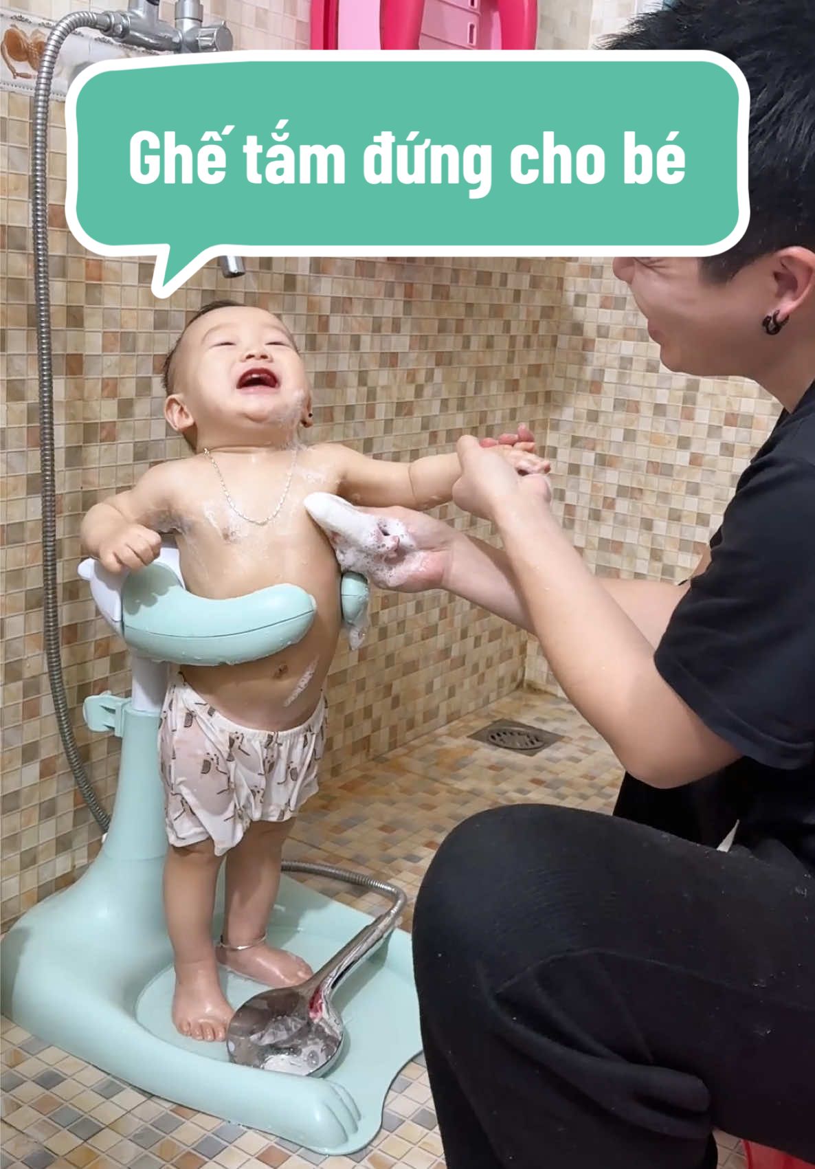 Ghế tắm đứng đa năng cho bé nè #muataitiktok #bobimsua #tiktokshop #mevabe #sonsovo 