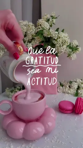 ✨ Que la gratitud sea mi actitud ✨ Cada día es una oportunidad para agradecer, incluso por lo más pequeño. Cuando eliges la gratitud como forma de vivir, tu corazón se llena de paz, abundancia y amor. 🌸💫 Agradecer no cambia lo que tienes, ¡cambia cómo lo ves! 🌈 🌟 Hoy decide: ver la vida con ojos de gratitud, porque ahí está la verdadera magia. #ActitudPositiva #Gratitud #MagiaYMedicina #VibrasAltas #Girlies ✨🌷🌞