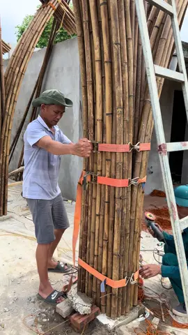 Công đoạn buộc dây khung nhà sau khi dựng#Thicôngnhàtretầmvông #thiếtkếthicôngnhàtre #Thợlàmnhàtređẹp #thicongnhatretruc #Làmnhàtremáilá 