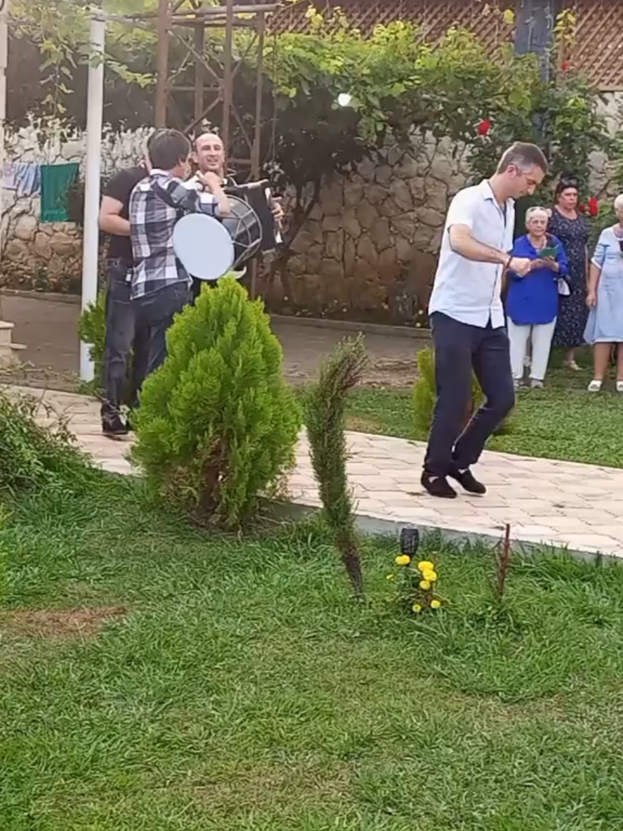 В Абхазии готовы даже с жёлто синими танцевать в такое для Нас сложное время #доширак #Абхазии #апсны #сухум #абхаз #апсуа #попрошайки #бездельники #путешествия #travel #абхазияукраина #придательство 