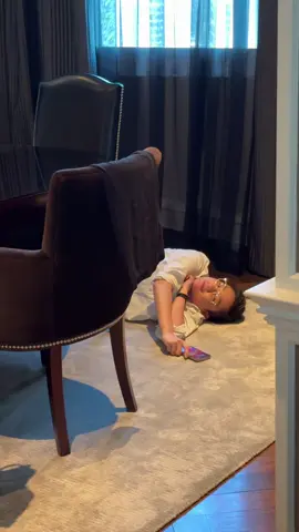 ล่าสุดนอนพื้นละ เก่งงงงง..เดี๋ยวพี่พาไปหาคุณแอนเเทนน้า 😂😂😂 @ikpikpz 