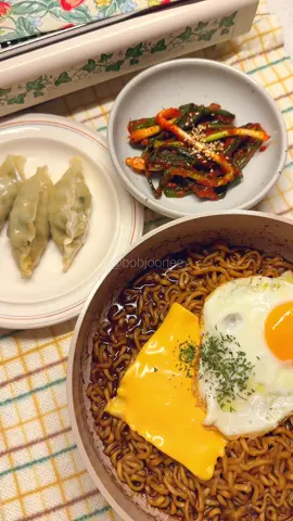 짜파게티&파김치 틱톡에서 협찬 받은 파김치 오늘 따로 짜파게티랑 찍으면서 먹었는데 넘 마싯는 거임….ᯅ̈…!!! 오늘 다른 요리 찍을려다가 짜파게티 1일 두끼해쑴…. 습파김치 진짜 맛도리…… . . . .#noodles #dinner #fyp #추천 #라면 