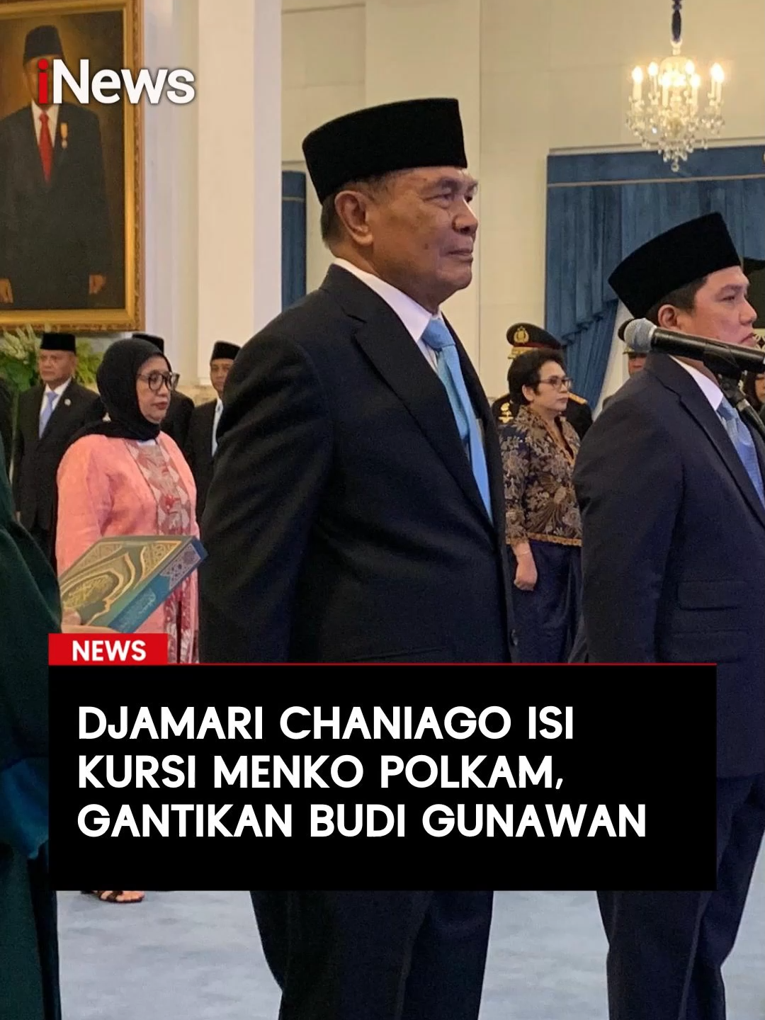 Presiden Prabowo Subianto resmi melantik Letnan Jenderal (Purn) Djamari Chaniago sebagai Menteri Koordinator Bidang Politik dan Keamanan (Menko Polkam) di Istana Negara, Jakarta, Rabu (17/9/2025). Pelantikan Djamari dilakukan untuk mengisi kekosongan kursi Menko Polkam yang sebelumnya ditinggalkan Budi Gunawan. Sejak kekosongan tersebut, posisi Menko Polkam dijalankan secara ad interim oleh Menteri Pertahanan Sjafrie Sjamsoeddin. Upacara pelantikan berlangsung khidmat dengan dihadiri para menteri Kabinet Merah Putih, pimpinan lembaga tinggi negara, serta pejabat TNI-Polri. Prosesi diawali dengan pembacaan Keputusan Presiden Republik Indonesia, kemudian dilanjutkan dengan pengucapan sumpah jabatan oleh Djamari Chaniago. Baca selengkapnya di sini:  https://www.inews.id/news/nasional/sosok-djamari-chaniago-dilantik-jadi-menko-polkam-eks-pangkostrad #DjamariChaniago #MenkoPolkam #Pelantikan #BudiGunawan #ReshuffleKabinet #Kabinet