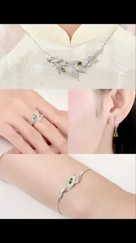 Đẳng cấp thật sự 🌿 🌿 Lá ngọc cành vàng – Biểu tượng của vẻ đẹp thanh khiết và quý phái  Bộ sưu tập trang sức PNJ mang hơi thở thiên nhiên, tôn vinh nét duyên dáng tinh tế của phái đẹp. ✨ Thiết kế sang trọng, hiện đại ✨ Chế tác tinh xảo từ những chất liệu cao cấp ✨ Giúp bạn tỏa sáng ở mọi khoảnh khắc ——————————————————— ✈️Giao hàng miễn phí tận nơi ✅ Làm sạch, sáng trang sức miễn phí vô thời hạn ☘️Trả góp lãi suất  0% qua payoo   🏠 PNJ Vincom Hạ Long - tầng 1, sảnh TTTM Vincom Plaza Hạ Long. ☎ Hotline: 0203.6273.999 #PNJ #pnjvincomhalong #VincomPlazaHaLong #VCREATOR #muasam 