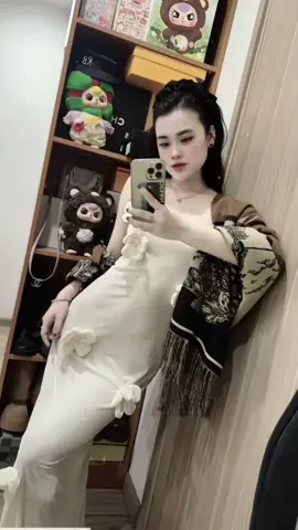 Hãy để phiên bản cũ của bạn, dạy dỗ bạn  Hãy để phiên bản hiện tại của bạn, an ủi bạn 🍂