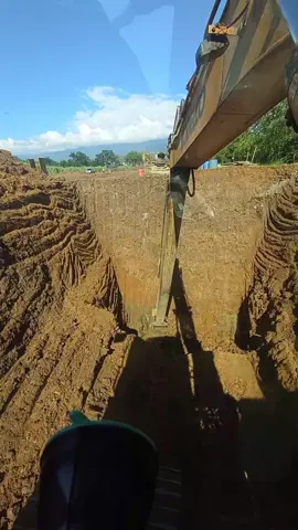 proceso de limpieza a tubería de aguas residuales línea PETAR #maquinariapesada #operadoresyexcavadores #excavator #retroexcavadora #backhoeloader 