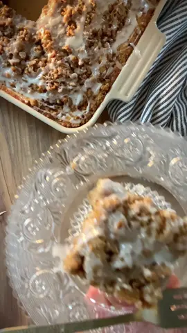 Welcome to the cozy side - this cinnamon roll coffee cake is perfect ☕️✨🧡🍂 #cinnamonroll #baketok #fallbaking #coffeecake 