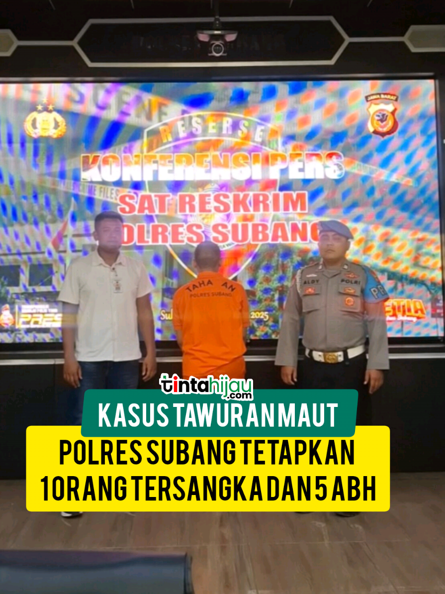 Polres Subang menetapkan satu orang tersangka dan lima anak berstatus Anak Berkonflik dengan Hukum (ABH) dalam kasus tawuran maut antar remaja di jalur Pantura, Kecamatan Pusakajaya, Kabupaten Subang, Sabtu (13/9/2025) dini hari.  Tawuran yang dipicu tantangan di media sosial itu menewaskan seorang remaja asal Indramayu dan melibatkan puluhan pelajar dari Subang dan Indramayu. Kapolres Subang AKBP Dony Eko Wicaksono didampingi Kasat Reskrim AKP Bagus Panuntun menjelaskan, dari 11 orang yang diamankan, satu orang ditetapkan sebagai tersangka berinisial T, warga Compreng. Sementara lima orang lainnya yang masih di bawah umur berstatus ABH. Kelima anak tersebut berinisial DM, MA, RIN, FDS, dan MSA, yang berasal dari wilayah Compreng dan Indramayu. “Tiga di antaranya adalah yang terlibat pada saat demo lalu,” ujar AKBP Dony Eko Wicaksono. #TINTAHIJAUCOM #Subang #exploresubang 