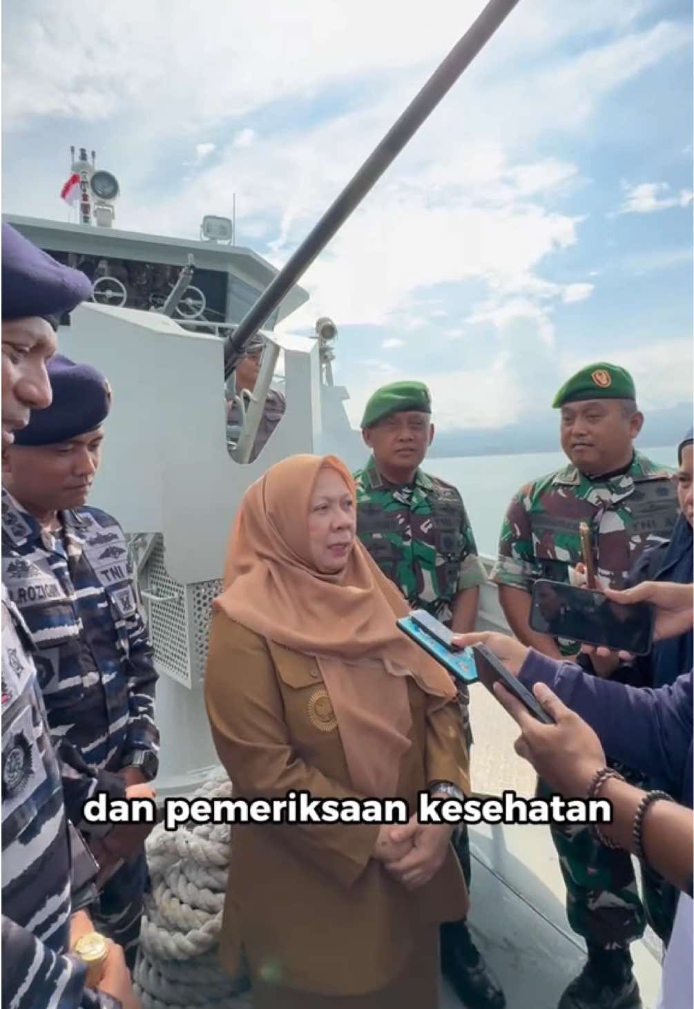 Menjadi pengalaman yang sangat berkesan bagi saya. Usai berkolaborasi bersama TNI AL dalam kegiatan Bhakti Kesehatan, saya berkesempatan mengarungi laut dengan kapal TNI AL.  Perjalanan ini memberi saya pandangan baru: bahwa sinergi dan kolaborasi adalah kunci. Peran TNI AL bukan hanya menjaga kedaulatan laut Sulawesi Tengah, tetapi juga memastikan keamanan para nelayan yang setiap hari menggantungkan hidupnya pada laut. Saya semakin yakin, dengan kebersamaan dan kolaborasi lintas sektor, kita bisa menghadirkan perlindungan dan kesejahteraan yang lebih kuat bagi masyarakat pesisir dan nelayan kita. #sulawesitengah #renylamadjido  #sulteng  #sultengnambaso 