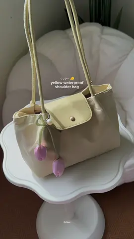 Lately ni suka betul colour kuning pastel macam ni. Tambah pula bag ni lawa dooh, compartment banyak! ✨😭 