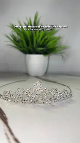 Affordable pero classy! Perfect for birthdays, parties, weddings, o kahit pang-photoshoot lang. 🫶 💎 Crystal rhinestone tiara headband 💎 Lightweight & elegant 💎 Budget-friendly pero sosyal tingnan! 🛒 Get yours now before it’s sold out! 👉 Tap the cart & checkout today! #affordablefinds #crownheadband #TikTokMadeMeBuyIt #princessvibes #crown 