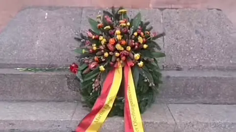 تروى قصة عن امرأة وقعت في حب كانط، وكانت تتمنى أن يطلب يدها للزواج، ولكنه كان يؤجل قراره بالتفكير في الأمر   بعد سنوات طويلة من التفكير، ذهب ليطلب يدها للزواج، ليجدها قد تزوجت بالفعل ورُزقت بطفلين فقصة وقوع امرأة في حبه وتأخره في الزواج منها هي قصة رمزية لا دليل تاريخي عليها، حيث كرس حياته للفكر والتأمل ولم يتزوج أبدًا الغرض من القصة:  تُستخدم هذه الحكاية غالبًا لإبراز السمات الفريدة لكانط، مثل عقلهانية المفرطة وقدرته على التحليل العميق للأمور، حتى تلك التي قد تؤدي إلى ضياع الفرص   تُعدّ القصة مثالًا على كيفية أن الإفراط في التفكير قد يضر بالإنسان، وتوضح أن القلق والتردد يمكن أن يؤديا إلى فقدان الفرص الثمينة. #كانط #فيلسوف_الاخلاق #fyp #explore #بغداد 