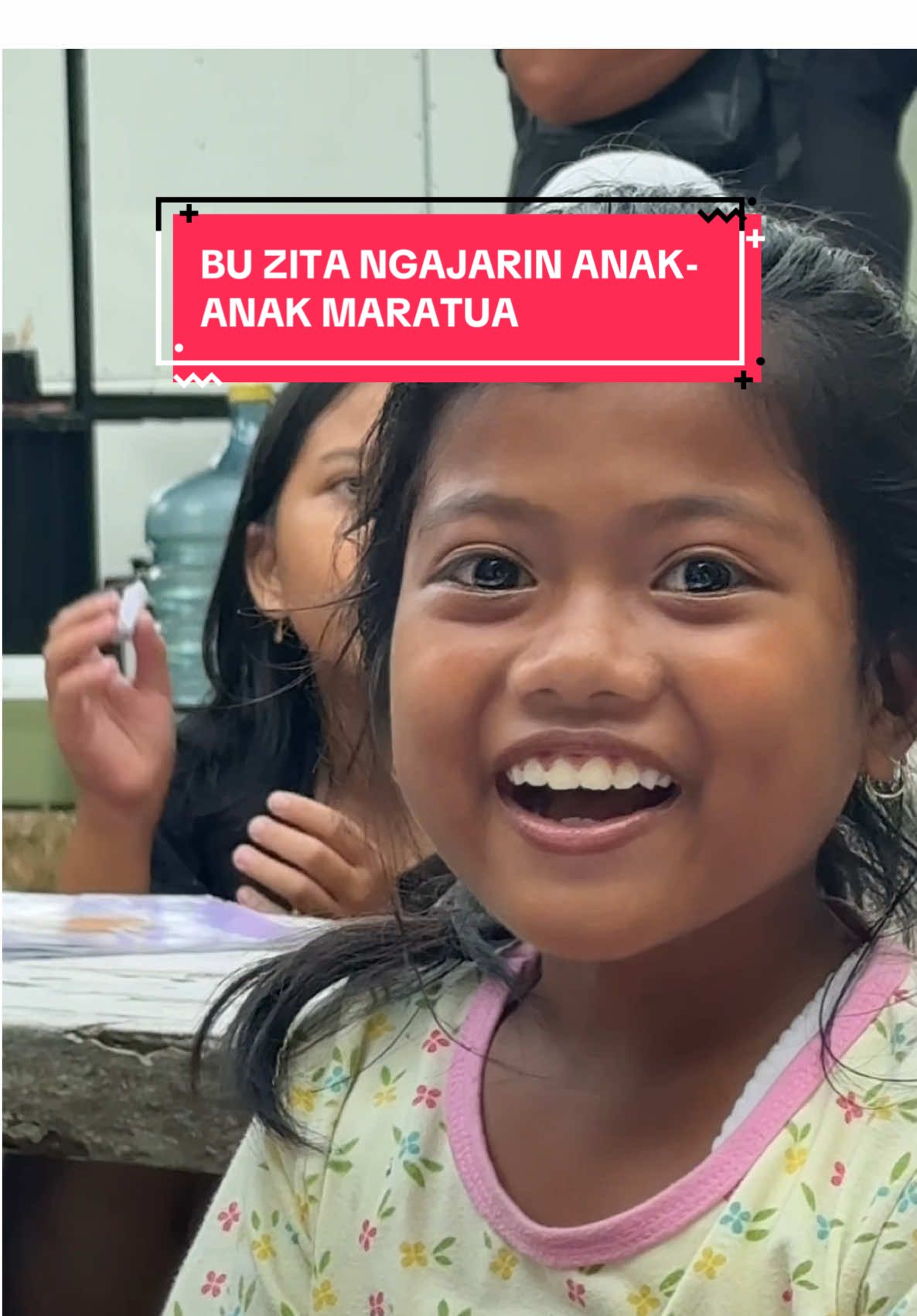 Maratua ada dengan segala keindahannya, tapi ada satu sekolah yang bikin saya terkagum-kagum. Namanya Kalasahan, isinya anak-anak yang sangat semangat untuk belajar bahasa Inggris.  Suatu kehormatan untuk bisa bertemu dan mengajar anak-anak ini, walaupun mereka ternyata bisa jadi lebih jago 🤣 Bersama kita tumbuh, sampai ketemu di lain waktu ❤️🇮🇩 #Maratua #PulauMaratua #maratuaisland #kalasahan 