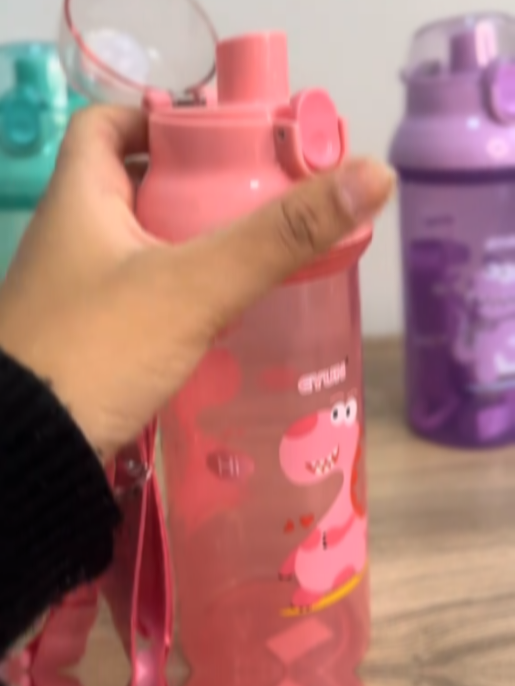 🦖💖 Gente, olha que fofuraaa essa garrafa infantil 450ml! Com estampa divertida de dinossauro, cores lindas (rosa e roxo), tampa com trava de segurança, bico retrátil e alça ajustável, ela é perfeita pra acompanhar os pequenos na escola, passeios e atividades do dia a dia. 🎒✨ As crianças amam porque é colorida e fofa 😍, e os pais amam porque é prática, segura e fácil de levar pra todo lugar! 🚀 👉 Garanta já a sua antes que acabe no link do vídeo! #GarrafaInfantil #SqueezeKids #MamãeEFilho #VoltaAsAulas #CriançaFeliz 