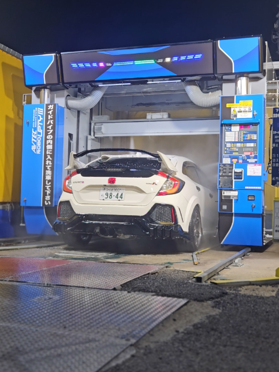 ただの洗車動画です...笑 時間ないときはノンブラシの自動洗車機いれてます #fk8  #civictyper  #シビック  #シビックタイプr  #洗車 