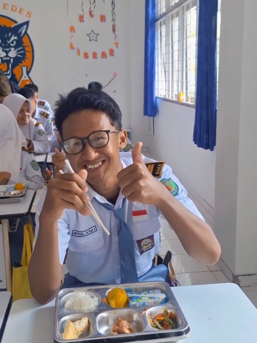 Siswa-siswi di SMAN 2 Sangatta Utara jadi yang pertama rasain program Makan Bergizi Gratis dari Pemkab Kutim. Ada buah, sayur, susu, dan yang penting rasanya enak banget! Gini nih biar makin semangat belajarnya. 😍 #MakanGratis #Kutim #KutaiTimur #MBG #SMAN2SangattaUtara 