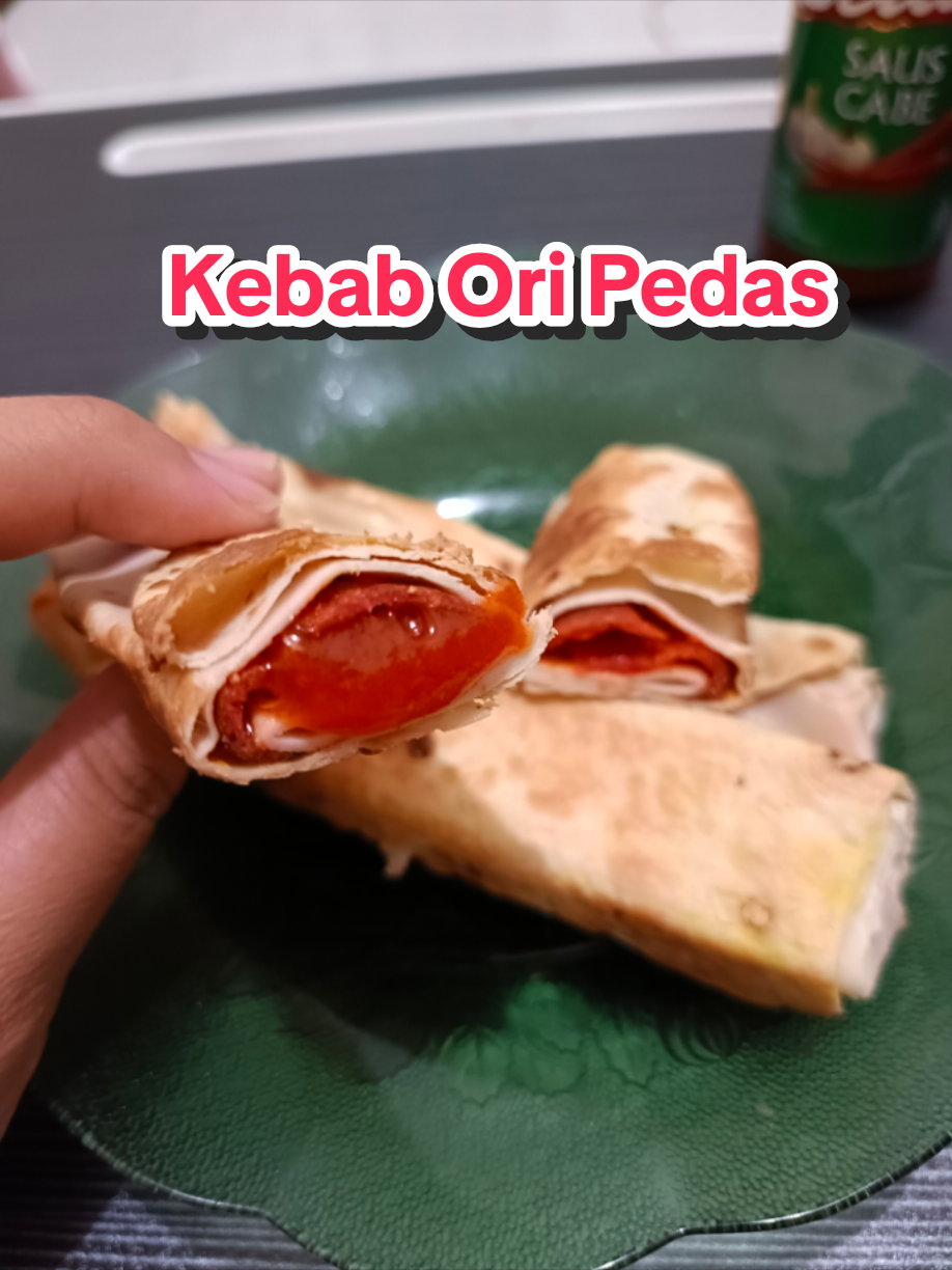 Setelah kemarin unboxing, hari ini aku coba masakin kebabnya untuk paksu.. Review jujur dari paksu Kebab nya enak banget.. cus langsung di co ya bestuy aku semua... #fyp #kebabori #kebabcoklat @Queenkebabskj 