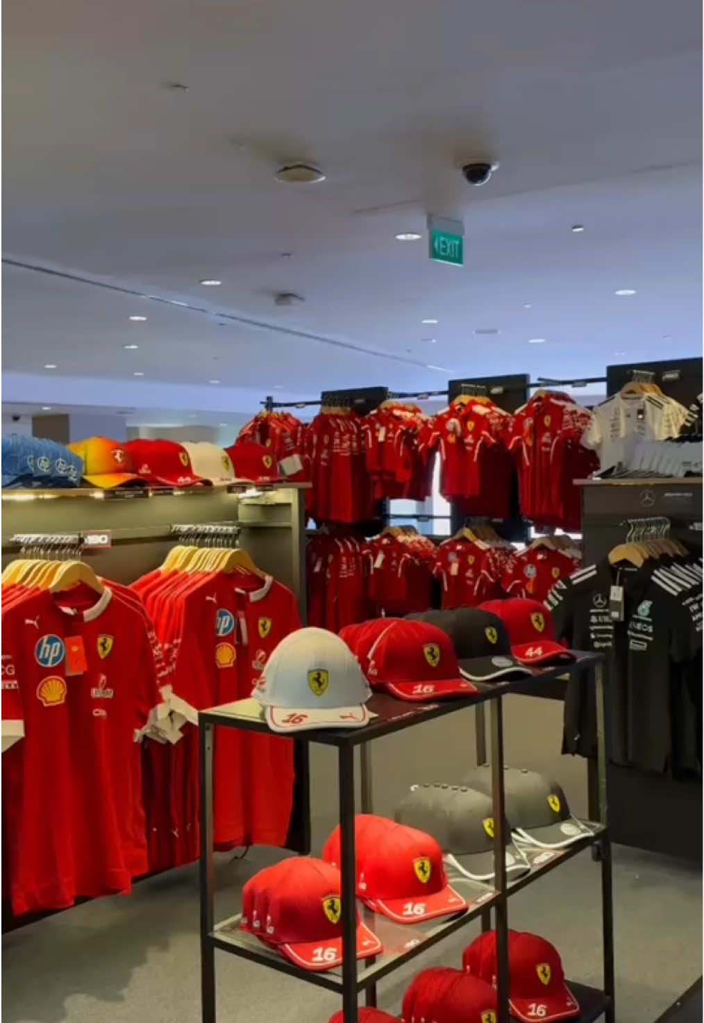 OPEN JASTIP F1 MERCH SINGAPORE 🏎️🇸🇬 guyss di booth @rpmsingapore merchnya lengkap2 banget & available all size yaa, buat kalian yang mau nitip langsung DM ya guys sebelum pada out of stock‼️ ##F1##f1merch ##f1singapore#creatorsearchinsights ##jastip