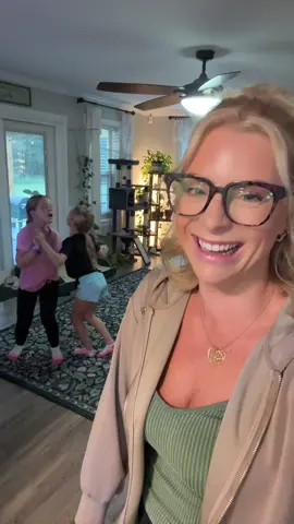 Typical Wednesday morning 😆 #momlife 