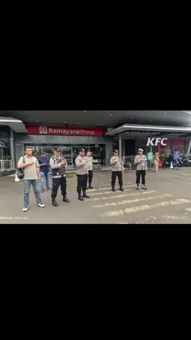 Wakapolsek Ciledug AKP Edi Suriadi, SH memimpin langsung giat Patroli Mobile Cipta Kondisi (Cipkon) bersama 3 pilar, dengan route pengawasan meliputi Ramayana Ciplaz Jl. Hos Cokroaminoto Kota Tangerang. Patroli ini dilaksanakan sebagai langkah preventif dalam menjaga keamanan, mencegah potensi gangguan kamtibmas, serta mengantisipasi adanya tindakan anarkisme yang dapat mengganggu ketertiban umum. Melalui kegiatan ini, Polsek Ciledug mengajak seluruh elemen masyarakat untuk “Mari Kita Jaga Jakarta” agar tetap aman, nyaman, dan kondusif. Rabu, 17/9/2025