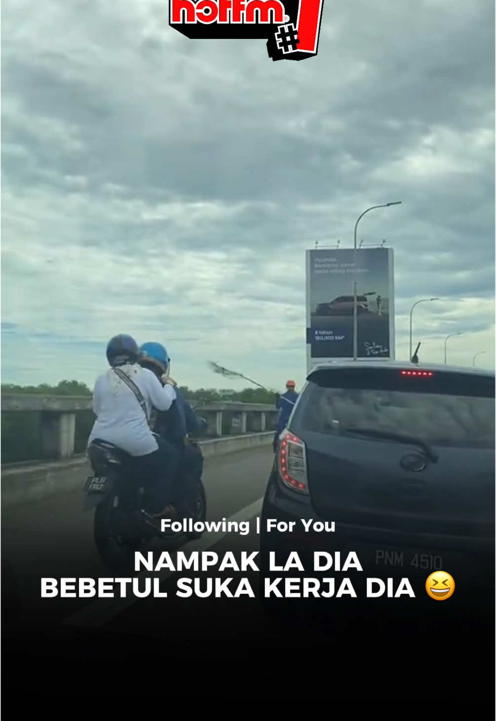 Steady bang! Nampak la bebetul suka dengan kerja tu. Senyum je sambil lari duk mengejar 😆 #HotFMNo1 #HotFM #BekpesHot #TerbaikSentiasaHangat #RadioNo1 #KJjadiDJ Kredit: TT @NanaddGene ⛄️ 