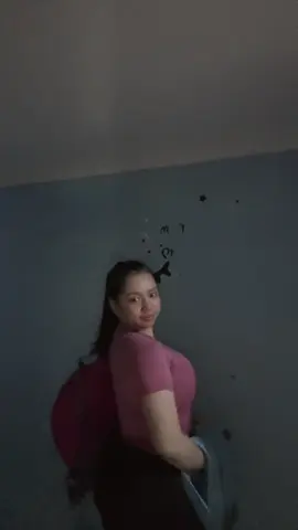 sebelum berangkat gym, pake lipstik cantik dulu