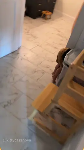 The cat showed with his actions that he dislikes children.🐱😾 #cat #catsoftiktok #catlover #funny #funnyvideos #foryou #fypage #fypツ #funnycat #funnytiktok #cats