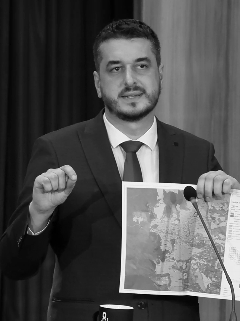 A iu dha leja e ndërtimit dhe a u ndryshua Harta Zonale për biznesmenin Bogolub Kariq në Pejë? - “Bogolubin e kanë këta shok, kjo qeveri për një ditë ia ka dhënë letërnjoftimin dhe pasaportën” – Përplasje mes Gazmend Muahxherit e Taulant Kelmendit