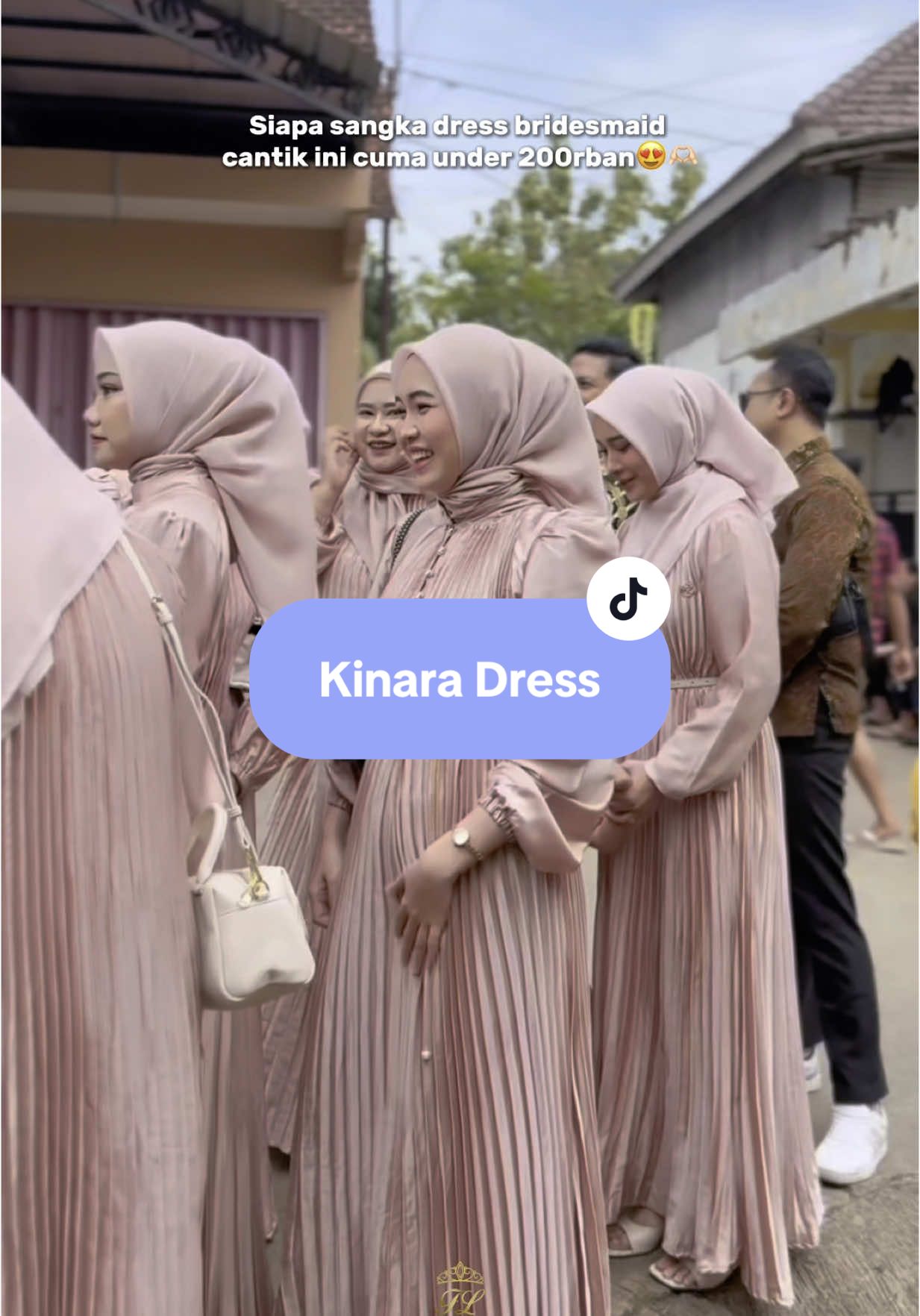 Catin yang lagi bingung budged pas2an tapi ttp pengen pakai bridesmaid nihh solusinyaa beli dress ini aja cuma keluarin uang 200rban udah deh terima jadi🥰 #farazlabel #bridesmaids #sarimbit #fypシ゚viral🖤tiktok #gamiskondangan 