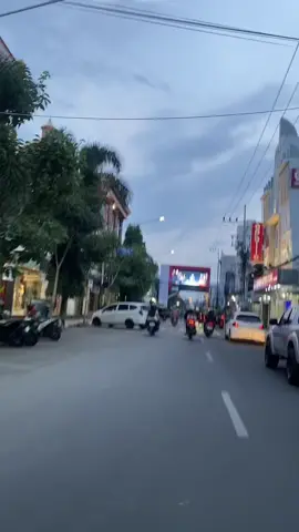 “Akhirnya kini aku mengerti , apa yg ada di fikiranmu slama ini “ 😊 Sore ini di nyore lewat Jalan dhoho kediri #fyp #kediri24jam #kedirihits #nongkrongkediri #fypage 