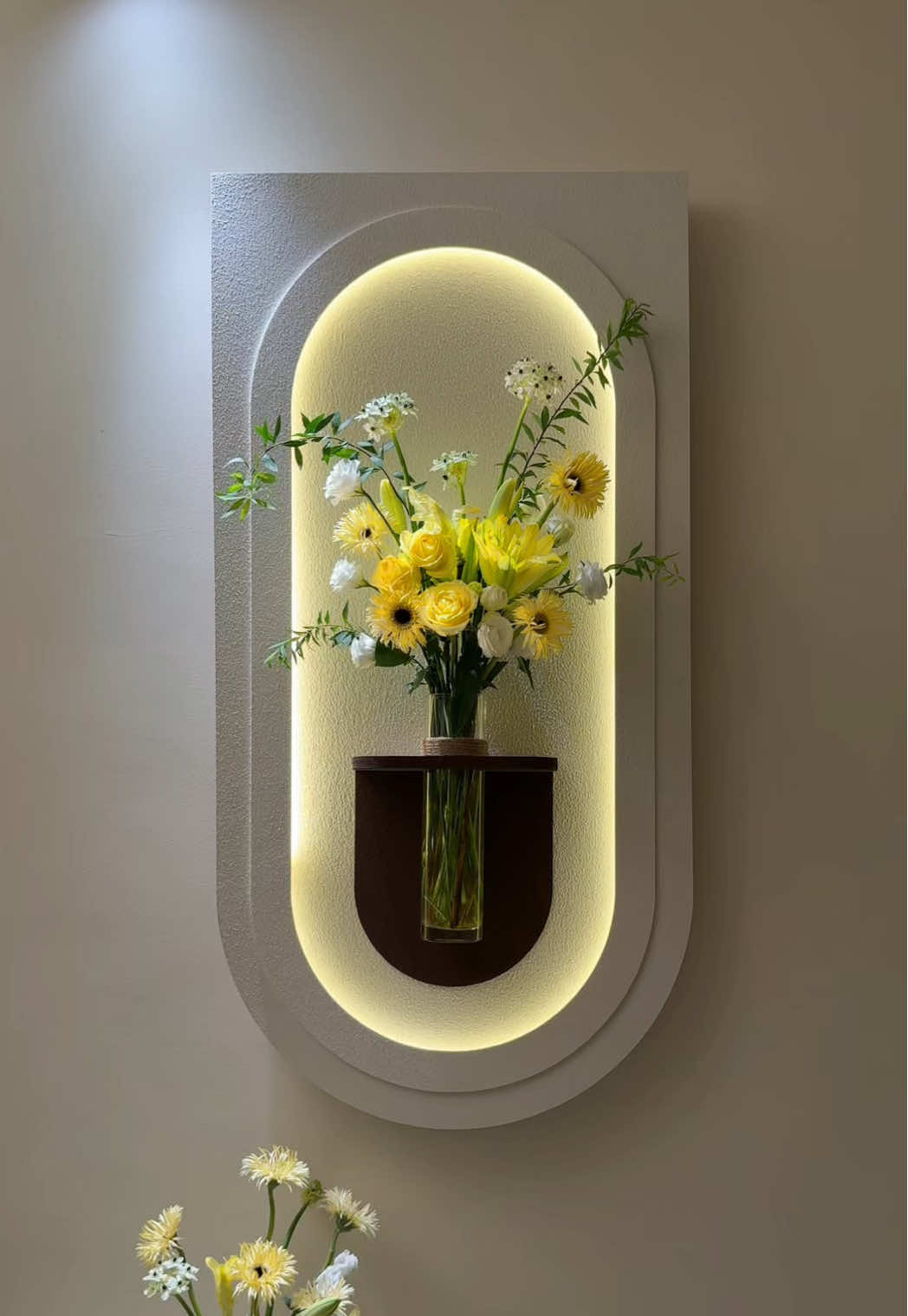 Look, my flowers glow on the wall. #homedecor #decoration #flowers #homedesign #art #decorationdesign #homedecordiy #decorationideas #decorativepainting 