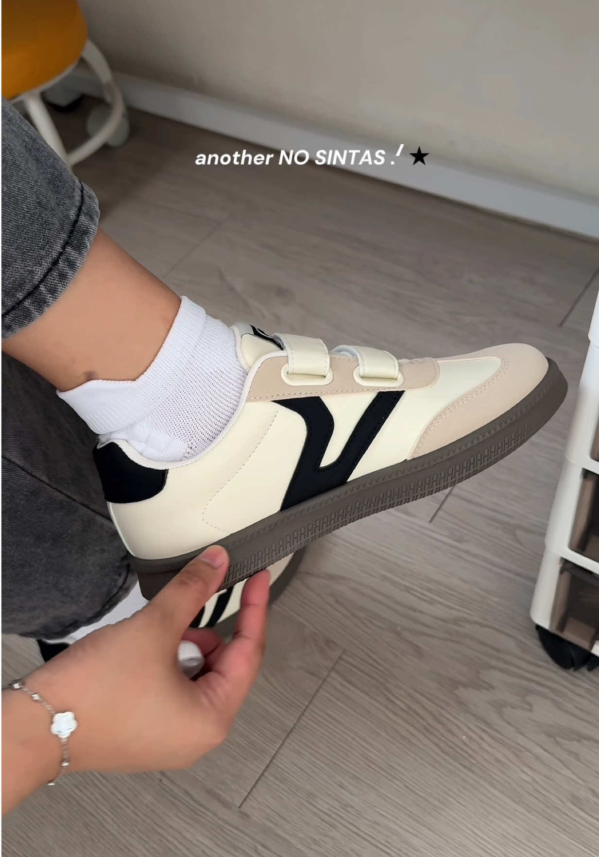 may bago nanaman silang velcro shoes 🥹🖤 mukhang samba shoes yung colorway nitong napili ko 🙌🏼 #comfyshoes #everydayshoes #corollaph #whiteshoes #shoesforwomen 